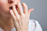 Nguy hại khôn lường khi cắn móng tay Nguy hại khôn lường khi cắn móng tay