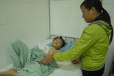 Bé trai 8 tuổi dập nát cả bàn tay vì sạc đèn pin phát nổ Bé trai 8 tuổi dập nát cả bàn tay vì sạc đèn pin phát nổ