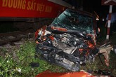 4 người trên ôtô bị tàu hoả đâm văng hơn 15 m 4 người trên ôtô bị tàu hoả đâm văng hơn 15 m