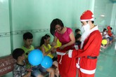 Tặng quà Noel cho hàng trăm trẻ mồ côi ở mái ấm tình thương Tặng quà Noel cho hàng trăm trẻ mồ côi ở mái ấm tình thương