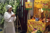 Hồng Ngọc lạc giọng trên sân khấu khi biết tin bố mất Hồng Ngọc lạc giọng trên sân khấu khi biết tin bố mất