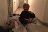 Bố mẹ già U80 nằm ngủ ngoài hành lang nhà con Bố mẹ già U80 nằm ngủ ngoài hành lang nhà con