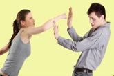 Ra tòa ly hôn vẫn lấm lét sợ... bị vợ đánh Ra tòa ly hôn vẫn lấm lét sợ... bị vợ đánh
