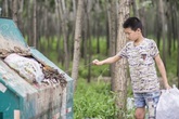 Cậu bé đội nắng đi nhặt rác, kiếm tiền giúp mẹ kế chữa ung thư Cậu bé đội nắng đi nhặt rác, kiếm tiền giúp mẹ kế chữa ung thư