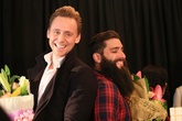 'Loki' Tom Hiddleston nói tiếng Việt gây sốt trong buổi ra mắt đoàn 'King Kong' ở Hà Nội 'Loki' Tom Hiddleston nói tiếng Việt gây sốt trong buổi ra mắt đoàn 'King Kong' ở Hà Nội