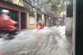 Bão quét vào Hà Nội, khu vực Định Công đường biến thành sông Bão quét vào Hà Nội, khu vực Định Công đường biến thành sông