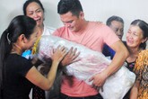 Bà ôm chặt cháu trên gác của ngôi nhà cháy Bà ôm chặt cháu trên gác của ngôi nhà cháy