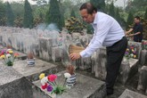 Nén tâm nhang của Bộ trưởng tại nghĩa trang liệt sĩ Vị Xuyên Nén tâm nhang của Bộ trưởng tại nghĩa trang liệt sĩ Vị Xuyên