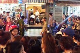 Cảnh sát truy tìm người ở chung với du khách bị giết ở phố Tây Cảnh sát truy tìm người ở chung với du khách bị giết ở phố Tây