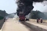 Xe du lịch mất lái, ít nhất 35 người chết Xe du lịch mất lái, ít nhất 35 người chết