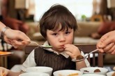 Bé trai 3 tuổi thiệt mạng vì bị bố 'nhồi' thức ăn Bé trai 3 tuổi thiệt mạng vì bị bố 'nhồi' thức ăn