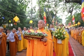 Hàng nghìn tăng ni, phật tử, người dân rước Phật ở Huế Hàng nghìn tăng ni, phật tử, người dân rước Phật ở Huế