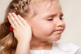 Giúp trẻ đỡ đau tai bằng bấc sâu kèn Giúp trẻ đỡ đau tai bằng bấc sâu kèn