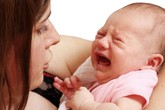 Bé đêm ngủ giật mình, la hét có vấn đề gì không? Bé đêm ngủ giật mình, la hét có vấn đề gì không?