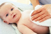Lau mát cách nào để trẻ sốt không bị viêm phổi? Lau mát cách nào để trẻ sốt không bị viêm phổi?