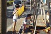 Bức ảnh cô bé lấy khăn che nắng cho bố sửa xe gây xúc động Bức ảnh cô bé lấy khăn che nắng cho bố sửa xe gây xúc động