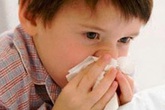 Cố bắt con xì mũi, bé có thể gặp nguy hiểm Cố bắt con xì mũi, bé có thể gặp nguy hiểm