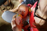 Hoàn cảnh đáng thương của bé trai 4 tháng tuổi sống côi cút với ông nội Hoàn cảnh đáng thương của bé trai 4 tháng tuổi sống côi cút với ông nội