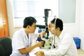 Đau mắt đỏ dễ bùng phát khi trẻ đến trường Đau mắt đỏ dễ bùng phát khi trẻ đến trường