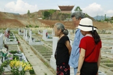 Rộ mốt mua đất nghĩa trang báo hiếu (3): Nghèo khó cũng “mua trả góp” Rộ mốt mua đất nghĩa trang báo hiếu (3): Nghèo khó cũng “mua trả góp”