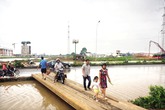 Hà Nội: Sau mưa 5 ngày vẫn phải đi cầu tạm Hà Nội: Sau mưa 5 ngày vẫn phải đi cầu tạm