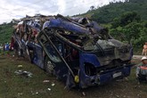 Vụ lật xe khách làm 14 người thương vong: “Quanh tôi, hàng chục người nằm la liệt, kêu cứu” Vụ lật xe khách làm 14 người thương vong: “Quanh tôi, hàng chục người nằm la liệt, kêu cứu”