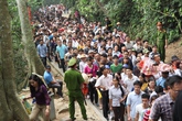Dòng người "đông khủng khiếp" ở Đền Hùng dù chưa đến chính hội Dòng người "đông khủng khiếp" ở Đền Hùng dù chưa đến chính hội