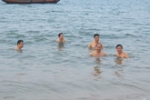 Sau Đà Nẵng, cán bộ chủ chốt Hà Tĩnh tắm biển và ăn hải sản Sau Đà Nẵng, cán bộ chủ chốt Hà Tĩnh tắm biển và ăn hải sản