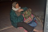 Sự thật về người đàn bà bất hạnh cứ nửa đêm ra ngã tư ngồi Sự thật về người đàn bà bất hạnh cứ nửa đêm ra ngã tư ngồi