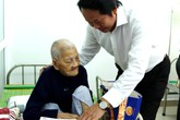 Tặng quà Tết cán bộ lão thành và người có công cách mạng Tặng quà Tết cán bộ lão thành và người có công cách mạng