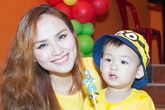Con trai Diễm Hương siêu đáng yêu ton-sur-ton với mẹ Con trai Diễm Hương siêu đáng yêu ton-sur-ton với mẹ