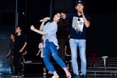 Khương Ngọc bất ngờ thân thiết với "bạn gái" lạ Khương Ngọc bất ngờ thân thiết với "bạn gái" lạ