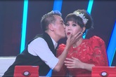 Việt Hương bỏ giày, bất chấp quyến rũ trai đẹp Bước nhảy ngàn cân Việt Hương bỏ giày, bất chấp quyến rũ trai đẹp Bước nhảy ngàn cân