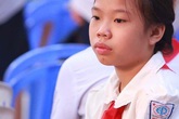 Ánh mắt vương vấn buồn của con gái Trần Lập trong ngày khai giảng Ánh mắt vương vấn buồn của con gái Trần Lập trong ngày khai giảng