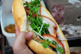 Xe bánh mì phá lấu 60 năm tại góc phố Sài Gòn Xe bánh mì phá lấu 60 năm tại góc phố Sài Gòn