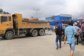 Dùng cẩu nâng xe ben để lấy thi thể người phụ nữ xấu số Dùng cẩu nâng xe ben để lấy thi thể người phụ nữ xấu số