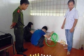 Bắt quả tang cơ sở sản xuất dấm từ nước lã và axít Bắt quả tang cơ sở sản xuất dấm từ nước lã và axít