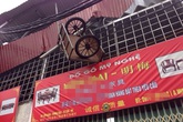Lốc xoáy "ném" xe cải tiến bay lên nóc nhà Lốc xoáy "ném" xe cải tiến bay lên nóc nhà