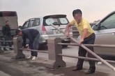 Tháo cả dải phân cách trên cầu Tháo cả dải phân cách trên cầu