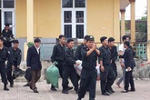 Người dân Đồng Tâm thả 19 cán bộ, chiến sĩ Người dân Đồng Tâm thả 19 cán bộ, chiến sĩ