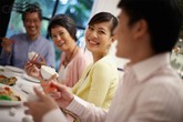 Mẹ vợ ngã ngửa vì món quà Tết của con rể phó giám đốc Mẹ vợ ngã ngửa vì món quà Tết của con rể phó giám đốc