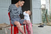 Gia cảnh đáng thương của người bố trẻ cụt hai tay một mình nuôi con thơ khát sữa Gia cảnh đáng thương của người bố trẻ cụt hai tay một mình nuôi con thơ khát sữa