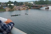 Bỏ lại xe máy trên cầu, nam thanh niên nhảy sông tự tử Bỏ lại xe máy trên cầu, nam thanh niên nhảy sông tự tử