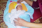 Người phụ nữ đơn thân nhặt được cháu bé 4 ngày tuổi bên bể nước Người phụ nữ đơn thân nhặt được cháu bé 4 ngày tuổi bên bể nước