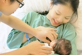 Vợ trẻ của Chí Anh sinh con gái đầu lòng Vợ trẻ của Chí Anh sinh con gái đầu lòng