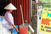 Những nghề hái ra tiền mùa nắng nóng: Bán tào phớ, nước mía kiếm tiền triệu mỗi ngày Những nghề hái ra tiền mùa nắng nóng: Bán tào phớ, nước mía kiếm tiền triệu mỗi ngày