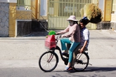 Tình yêu khó tin của đôi vợ chồng mù đèo nhau đi bán chổi Tình yêu khó tin của đôi vợ chồng mù đèo nhau đi bán chổi