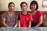 Cô bé bị cha mẹ bỏ rơi trở thành tấm gương ở làng trẻ mồ côi Cô bé bị cha mẹ bỏ rơi trở thành tấm gương ở làng trẻ mồ côi