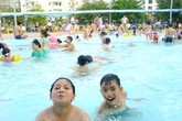 Những ai đến bể bơi nhưng chỉ nên... ngồi trên bờ Những ai đến bể bơi nhưng chỉ nên... ngồi trên bờ