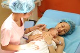 Cứu sống trẻ bằng “Cái ôm đầu tiên” Cứu sống trẻ bằng “Cái ôm đầu tiên”